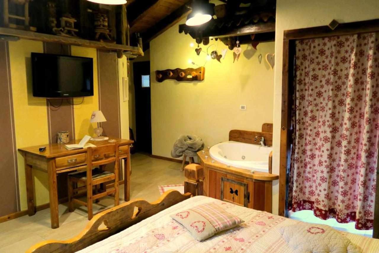 Romantica suite con vasca idromassaggio Aosta Esterno foto
